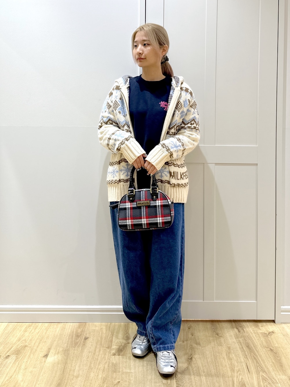 ブルー系のスウェット、ホワイト系のその他アウター、ブルー系のデニムパンツを着用したレディースの秋コーディネートの1枚目の写真