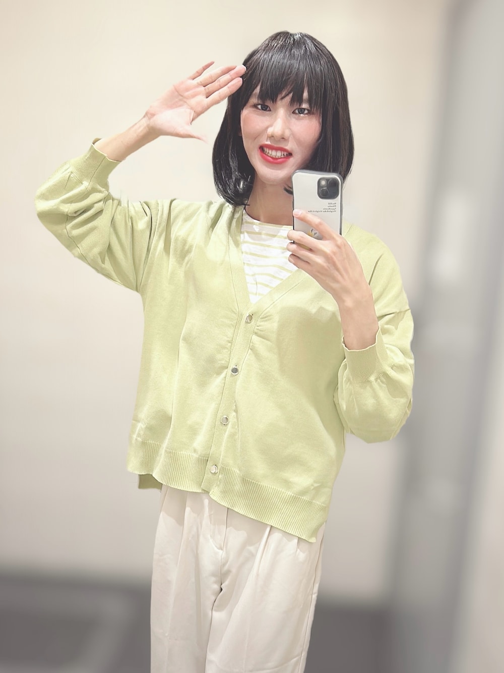 「女装、大人カジュアル、春カラー、高身長女子、通勤コーデ」｜「Honeysのワイドストレートパンツ（スラックス、ホワイト系）」を使った、ひかりさん（レディース・174cm）の春コーディネートの1枚目の写真