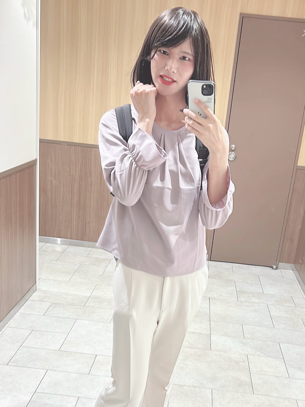 「女装、オトナカワイイ、高身長女子、パンツスタイル、スナイデル」｜「SNIDELの美脚ストレッチパンツ（その他パンツ、ホワイト系）」を使った、ひかりさん（レディース・174cm）の夏コーディネートの1枚目の写真