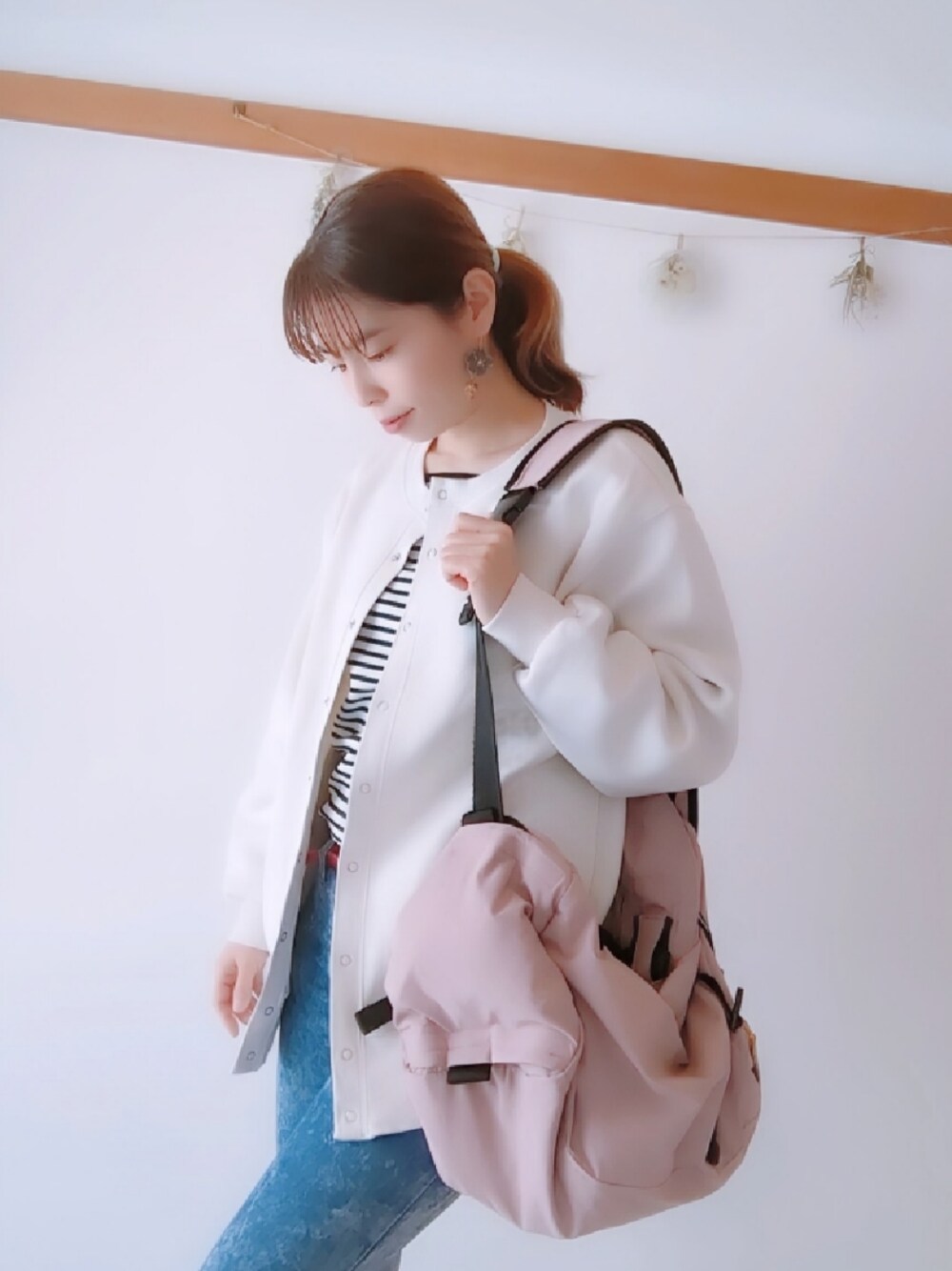 ホワイト系のジャケット/アウター、ピンク系のバッグを着用したレディースの春コーディネートの1枚目の写真