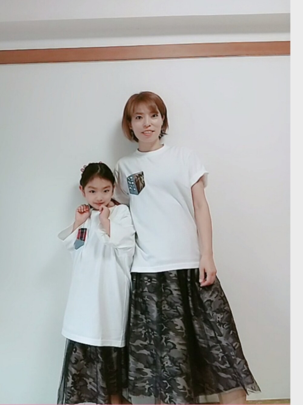 ホワイト系のTシャツ/カットソー、ホワイト系のTシャツ/カットソー、グレー系のスカートを着用したレディースの秋コーディネートの1枚目の写真