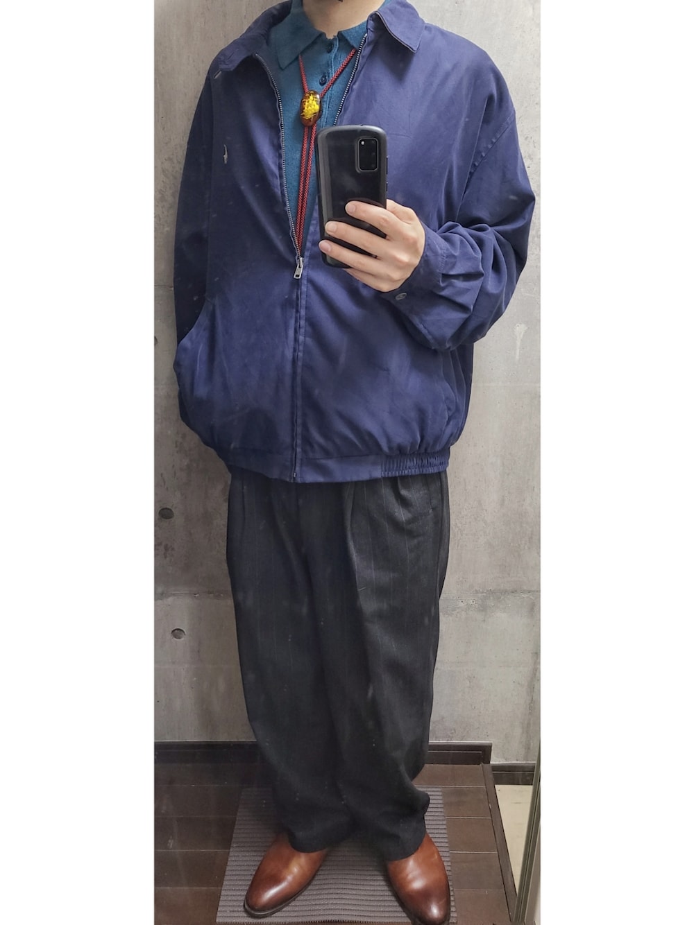 「古着、古着コーデ、秋コーデ、秋冬、スイングトップ、ニットポロ、スラックス、革靴、Ralph Lauren、ラルフローレン、pierre cardin、骨格ストレート、アラサー、古着屋店員、古着好きな人と繋がりたい」｜「古着のアイテム（スラックス、グレー系）」を使った、keenさん（メンズ・169cm）の秋コーディネートの1枚目の写真