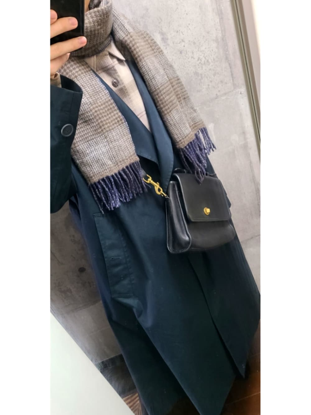 「骨格ストレート、ユニクロコーデ、ユニクロU、オールドコーチ、oldcoach」｜「UNIQLOのアイテム（トレンチコート、ブルー系）」を使った、keenさん（メンズ・169cm）の冬コーディネートの1枚目の写真