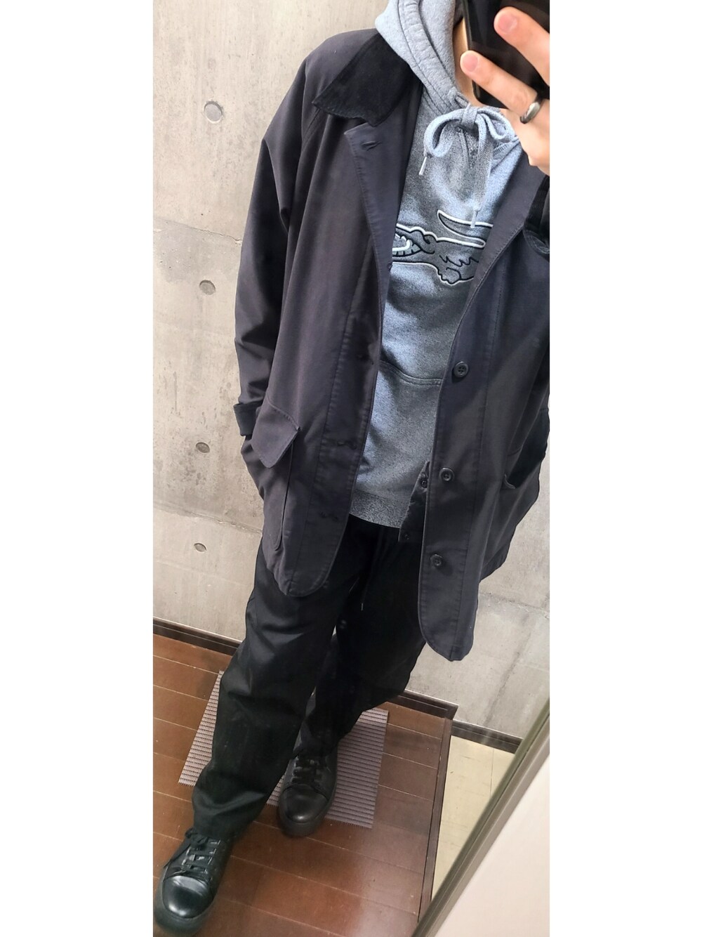 「LACOSTE、ラコステ、フーディー、パーカー、UNIQLO、春服、cowden、骨格ストレート、アラサー、モノトーンコーデ、モノトーン」｜「COWDENのアイテム（その他パンツ、ブラック系）」を使った、keenさん（メンズ・169cm）の春コーディネートの1枚目の写真