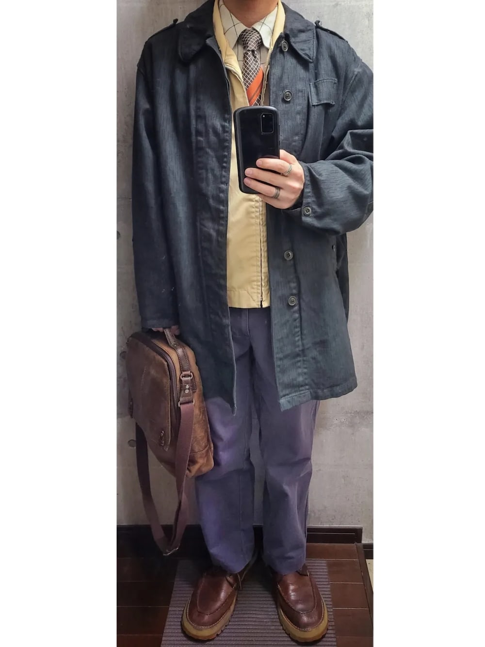 「古着、古着コーデ、古着男子、チノパン、ミリタリージャケット、チェコ軍、ラルフローレン、jcpenney、CAMPER、GU、骨格ストレート、大人カジュアル、古着好きな人と繋がりたい、古着MIX、japanvintage」｜「CAMPERのアイテム（モカシン/デッキシューズ、ブラウン系）」を使った、keenさん（メンズ・169cm）の冬コーディネートの1枚目の写真