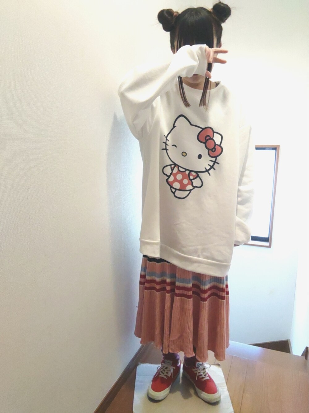 「低身長、サンリオ、キティーちゃん、スニーカー、ニット、スウェット、おだんごヘアー、おでかけコーデ、サンリオピューロランド」｜「sanrioのアイテム（スウェット、ホワイト系）」を使った、せのさん（レディース・149cm）の冬コーディネートの1枚目の写真