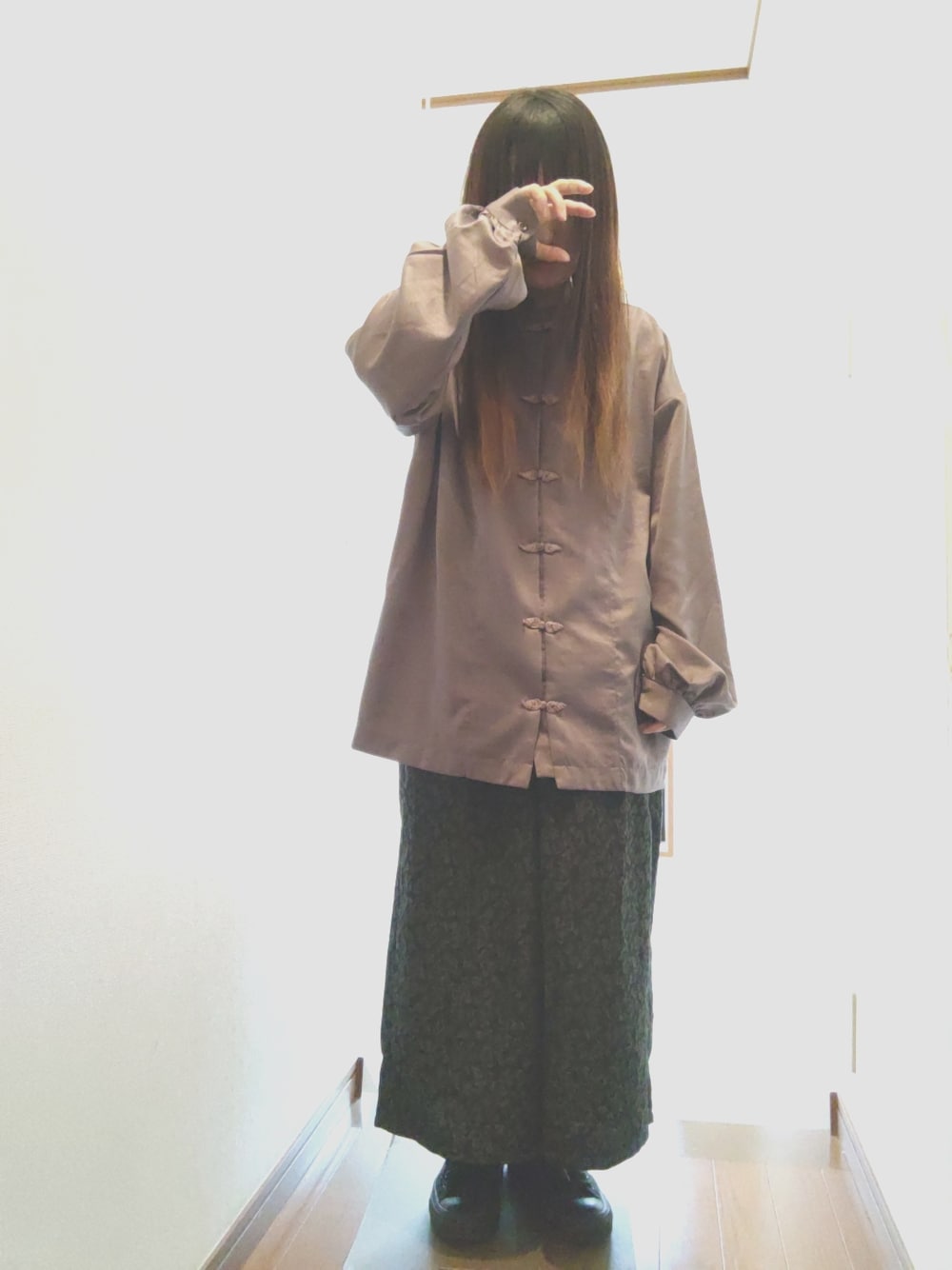 「低身長、チャイナシャツ、ガウチョパンツ、ゆるコーデ、シンプル、スニーカー、メンズライク、米津玄師、おしゃれさんと繋がりたい、音楽で繋がる、うつ病」｜「AZULのアイテム（その他パンツ、ブラック系）」を使った、せのさん（レディース・149cm）の春コーディネートの1枚目の写真