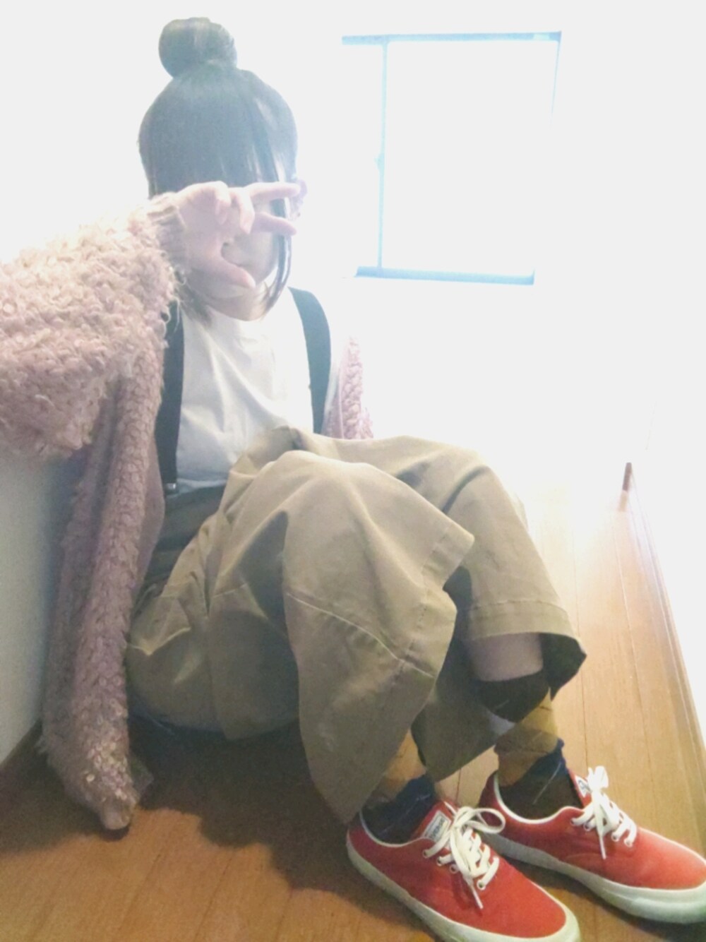「低身長、おだんごヘアー、サロペットスカート、スニーカー、カーディガン、カジュアル、シンプル、音楽で繋がる、休日スタイル、おしゃれさんと繋がりたい、フォローお願いします、初詣、メンヘラ」｜「AS KNOW AS PINKYのアイテム（スカート、ベージュ系）」を使った、せのさん（レディース・149cm）の冬コーディネートの1枚目の写真