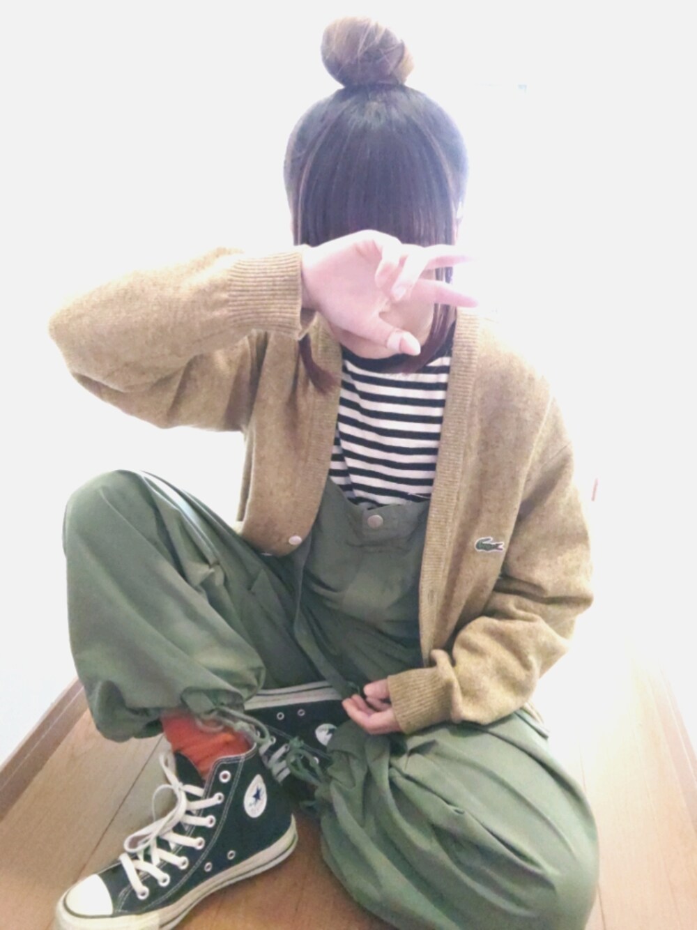 「秋のコーデ、シンプル、オーバーオール、サロペット、スニーカー、おだんごヘアー、ボーター、カジュアル、ゆるコーデ、うつ病、メンヘラ、クリープハイプ」｜「AMERICAN HOLICのアイテム（Tシャツ/カットソー、ブラック系）」を使った、せのさん（レディース・149cm）の秋コーディネートの1枚目の写真