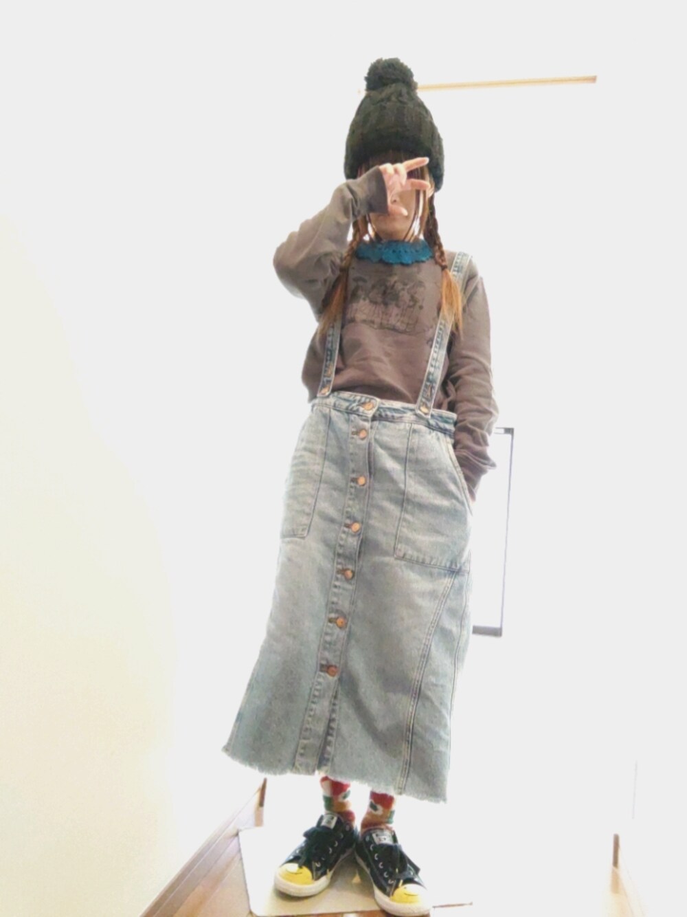「aikoジャンキー、aiko、aikoグッズ、結婚おめでとう❤、ニット帽、サロペット、オーバーオール、スニーカー、スマイル、音楽で繋がる、おしゃれさんと繋がりたい、メンヘラ、みつあみ、デニム、カジュアル」｜「aikoライブTシャツのアイテム（スウェット、グレー系）」を使った、せのさん（レディース・149cm）の冬コーディネートの1枚目の写真
