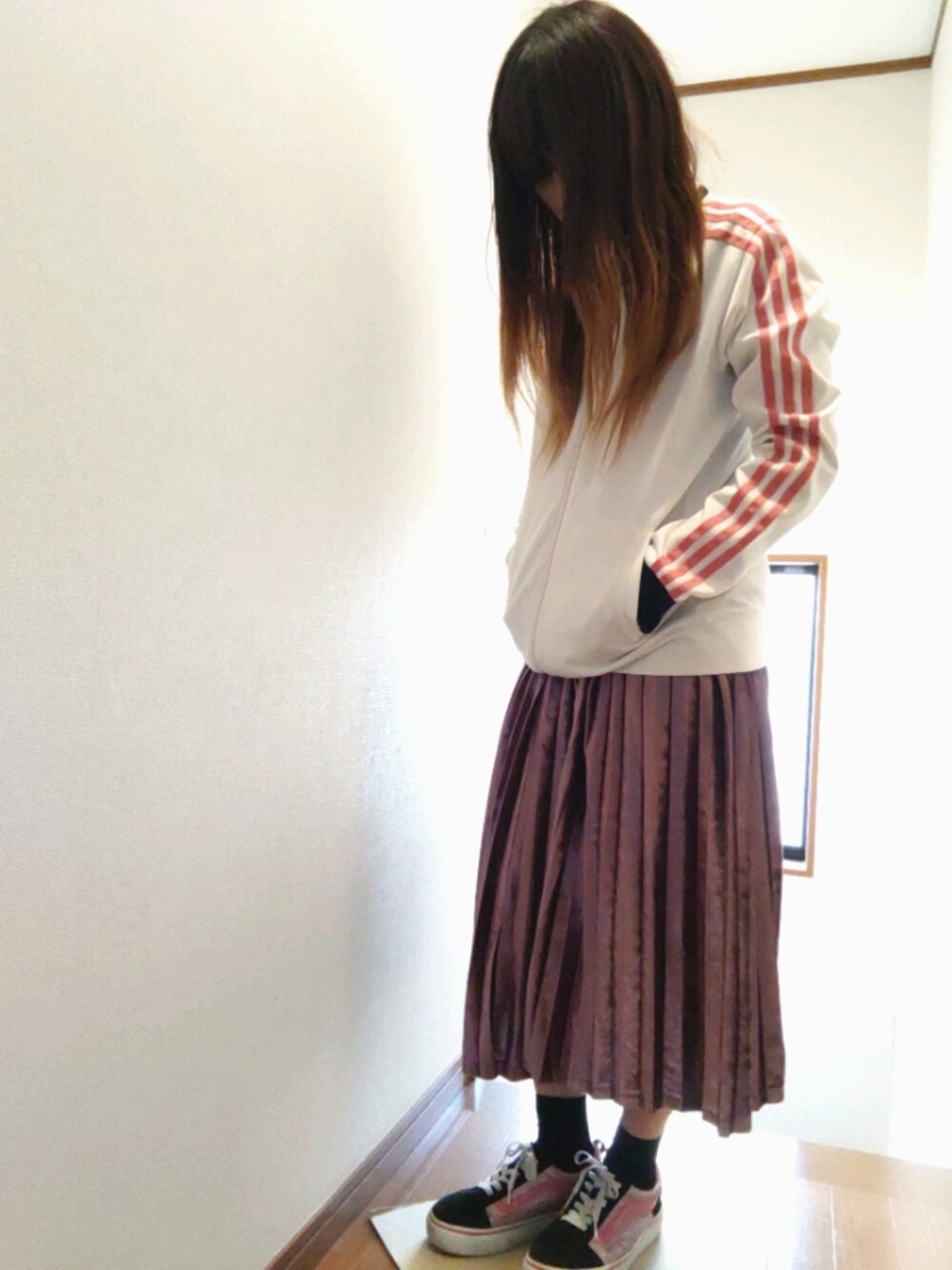 「低身長、アディダス、ジャージ、ゆるコーデ、カジュアル、秋のコーデ、スニーカー、うつ病、メンヘラ」｜「adidasのアイテム（その他アウター、ホワイト系）」を使った、せのさん（レディース・149cm）の秋コーディネートの1枚目の写真