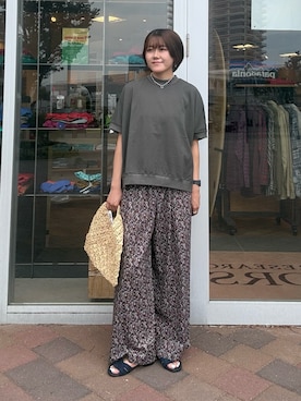 「かぐれ（カグレ）のコットンプリントイージーパンツ（その他パンツ、レッド系）」を使った、moeさん（レディース・159cm）の夏コーディネート