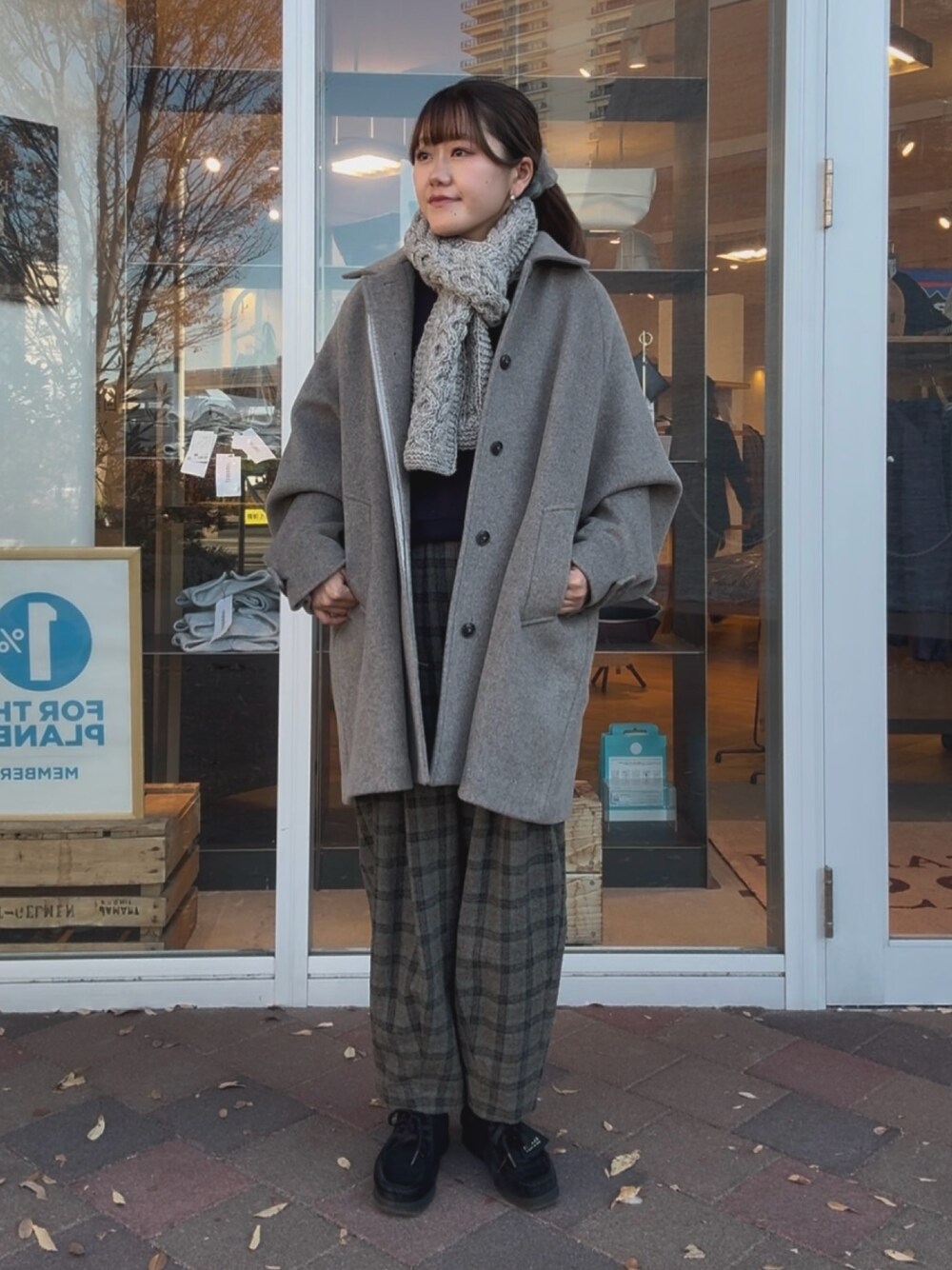 ステンカラーコート（グレー系）を使った「チェックパンツ」の