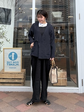 「かぐれ（カグレ）のリネンバッククロスサロペット（サロペット/オーバーオール、ブラック系）」を使った、moeさん（レディース・159cm）の春コーディネート