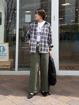 「URBAN RESEARCH DOORS（アーバンリサーチドアーズ）のコットンベーカーパンツ（その他パンツ、グリーン系）」を使った、moeさん（レディース・159cm）の春コーディネート