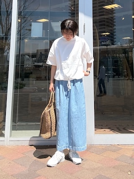 「URBAN RESEARCH DOORS（アーバンリサーチドアーズ）のヘムドロストプルオーバー（Tシャツ/カットソー、ホワイト系）」を使った、moeさん（レディース・159cm）の春コーディネート