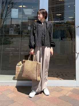 「URBAN RESEARCH DOORS（アーバンリサーチドアーズ）の『UR TECH』完声/涼ギャザーワイドパンツ（その他パンツ、ベージュ系）」を使った、moeさん（レディース・159cm）の春コーディネート