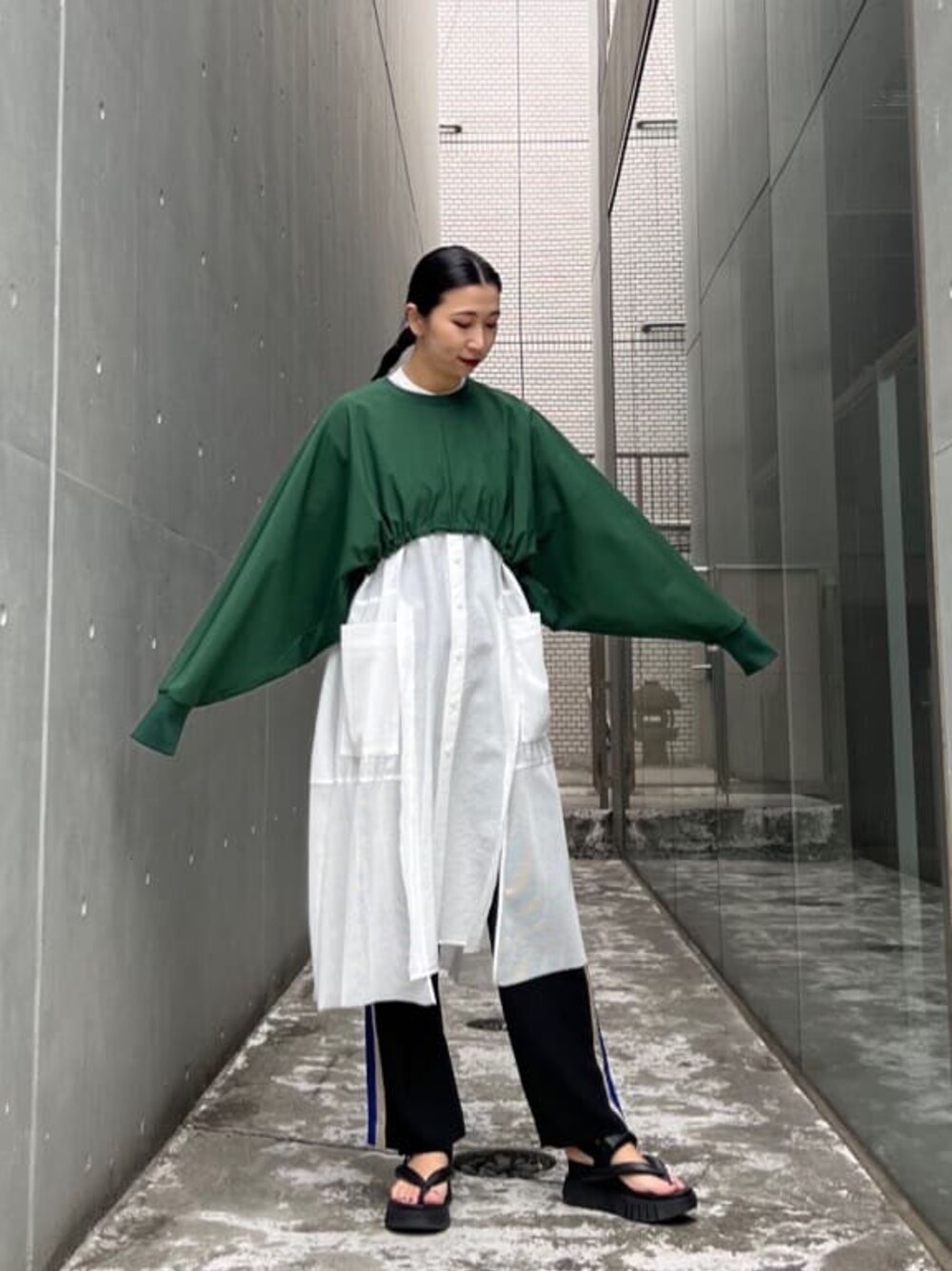 カットギャザーショートトップを使った人気ファッション