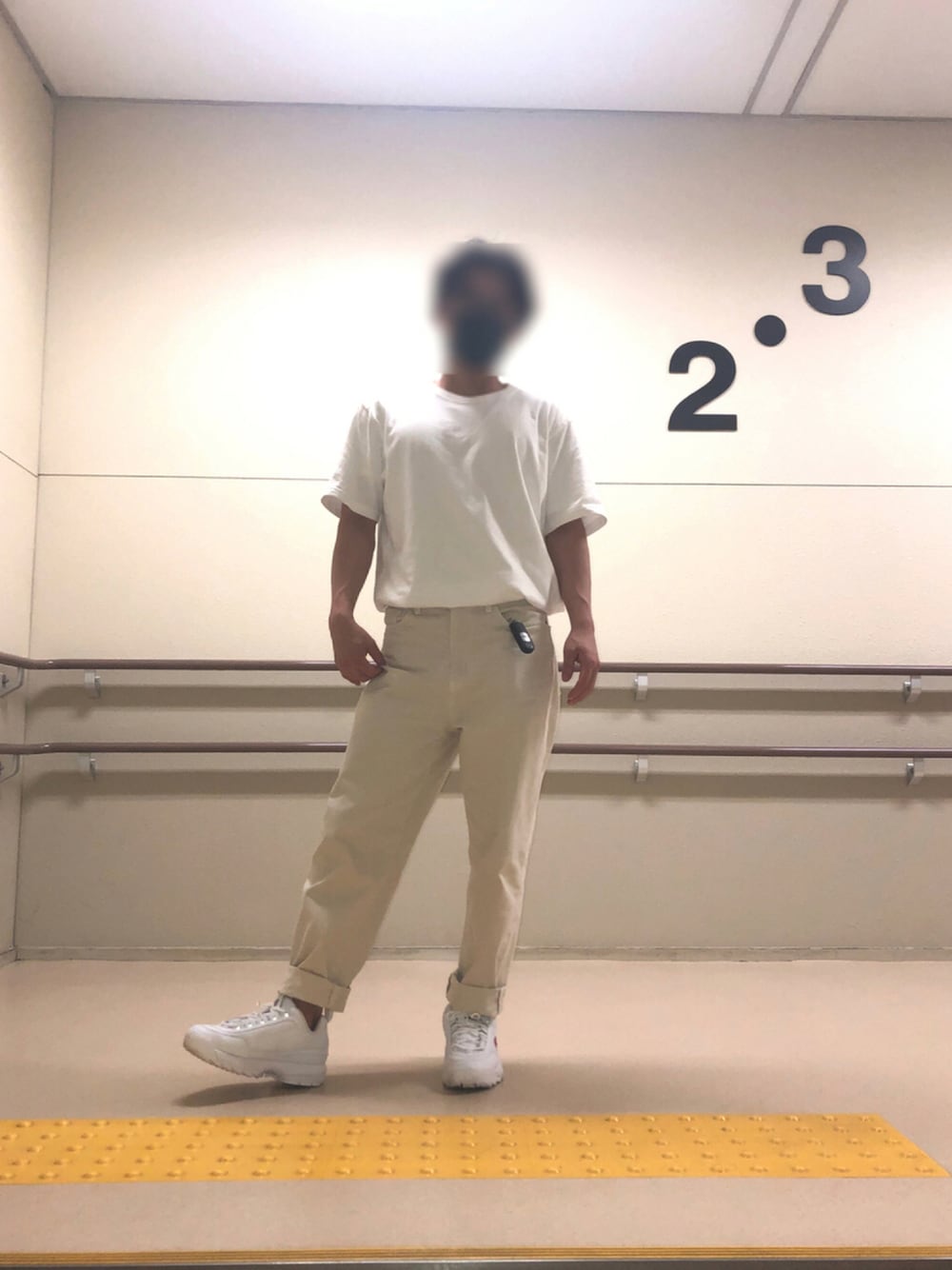 「白Tシャツ、低身長、キレイめ、ワントーンコーデ、白パンツ、UNIQLO、白コーデ、タックイン、かわいくなりたい、清潔感、ホワイトコーデ」｜「UNIQLOのスリムテーパードアンクルジーンズ（デニムパンツ、ホワイト系）」を使った、あゆくんさん（メンズ・161cm）の夏コーディネートの1枚目の写真
