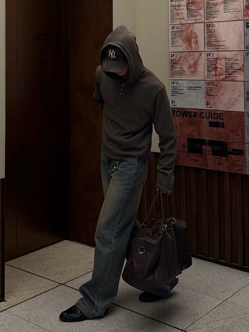 「LURAKU(ルラク)の【LURAKU】Semi-flared washed denim - セミフレアウォッシュデニム(デニムパンツ)」を使った、Harutoさん(メンズ・178cm)の秋コーディネート