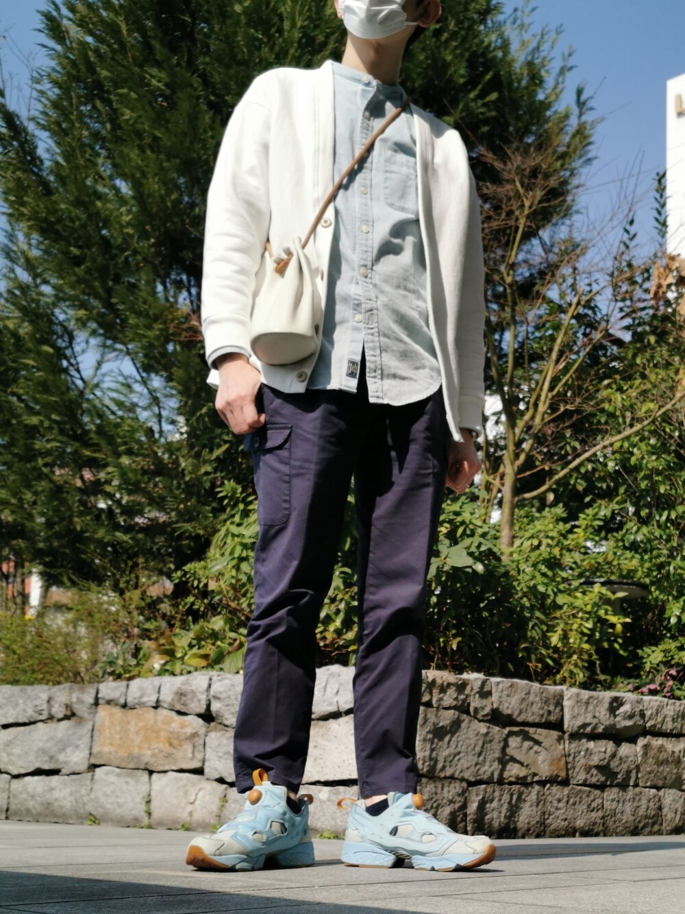 「春コーデ、シンプルコーデ」｜「GTAのBAYRON CARGO（カーゴパンツ、ブルー系）」を使った、cocacola25cさん（メンズ・171cm）の春コーディネートの1枚目の写真