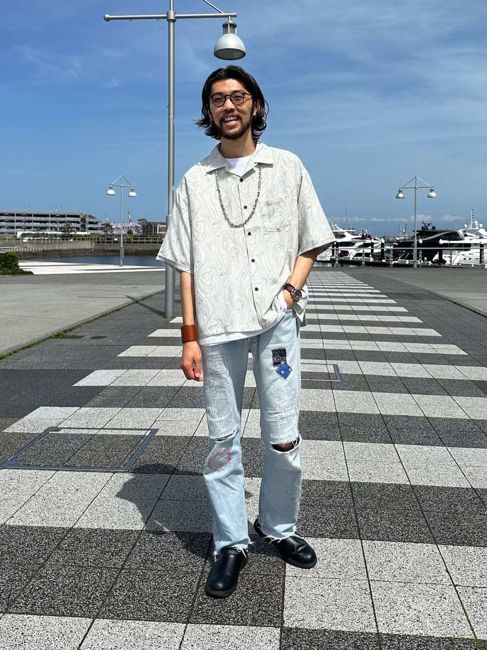 「開襟シャツ、シャツスタイル、シャツ、デニム、レイヤードスタイル、レイヤード、春夏コーデ、きれいめカジュアル、休日コーデ、リラックススタイル、大人カジュアル、シンプルコーデ、キレイめ、デニムパンツ、プチプラコーデ」｜「CPCMのアムンゼンアソート総柄半袖開襟シャツ（シャツ/ブラウス、ホワイト系）」を使った、Uhey.kさん（メンズ・185cm）の春コーディネートの1枚目の写真