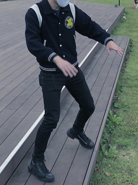 「黒スキニー」｜「アイテム（スタジャン）」を使った、UmEさん（メンズ・175cm）の秋コーディネート