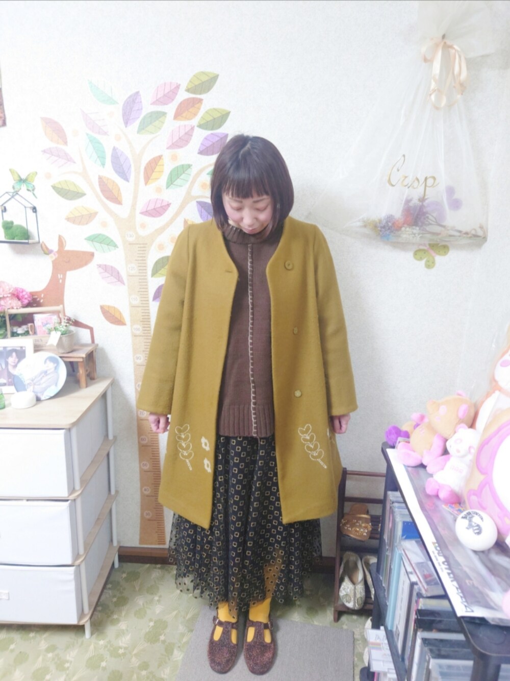 「POU DOU DOUの裾刺繍コクーンコート（チェスターコート、イエロー系）」を使った、ユーリさん（レディース・152cm）の冬コーディネートの1枚目の写真