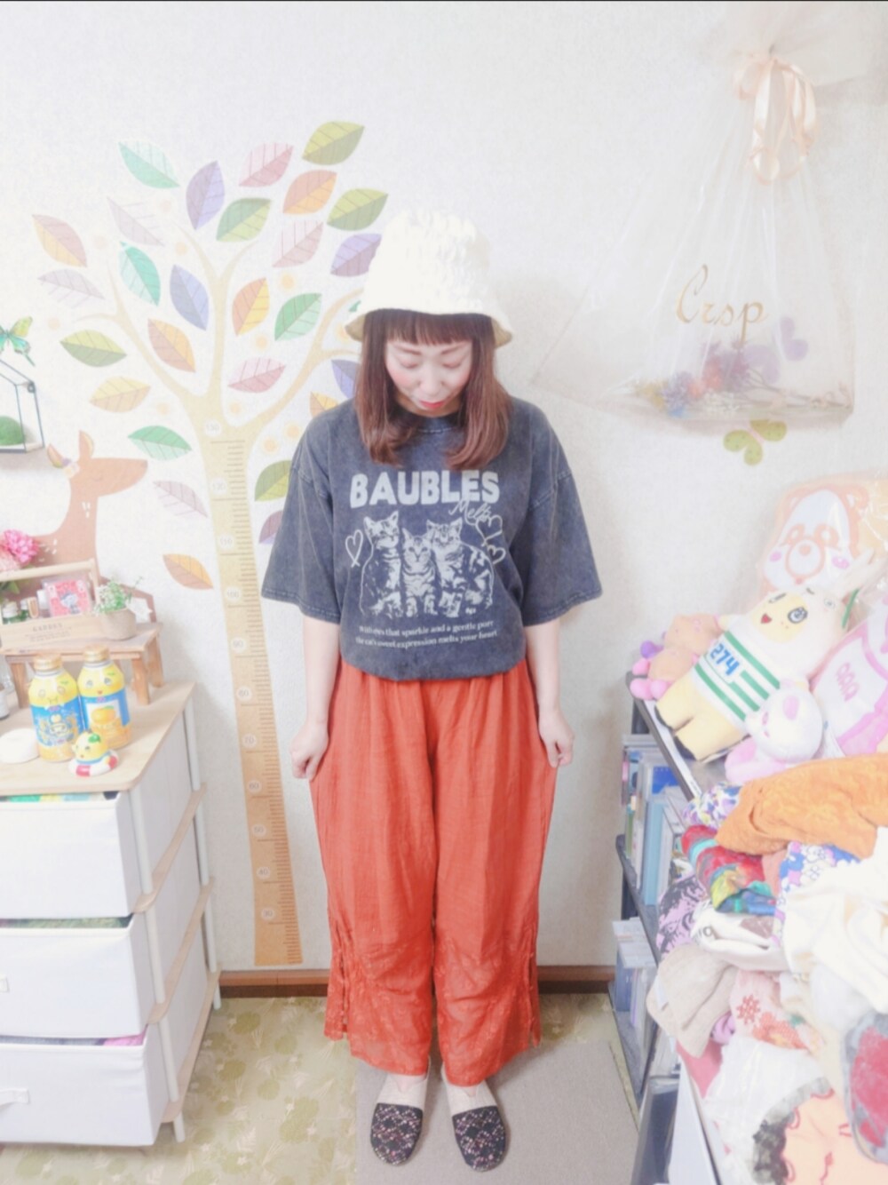 ブラック系のTシャツ/カットソー、レッド系のその他パンツ、ブラック系のサンダルを着用したレディースの夏コーディネートの1枚目の写真