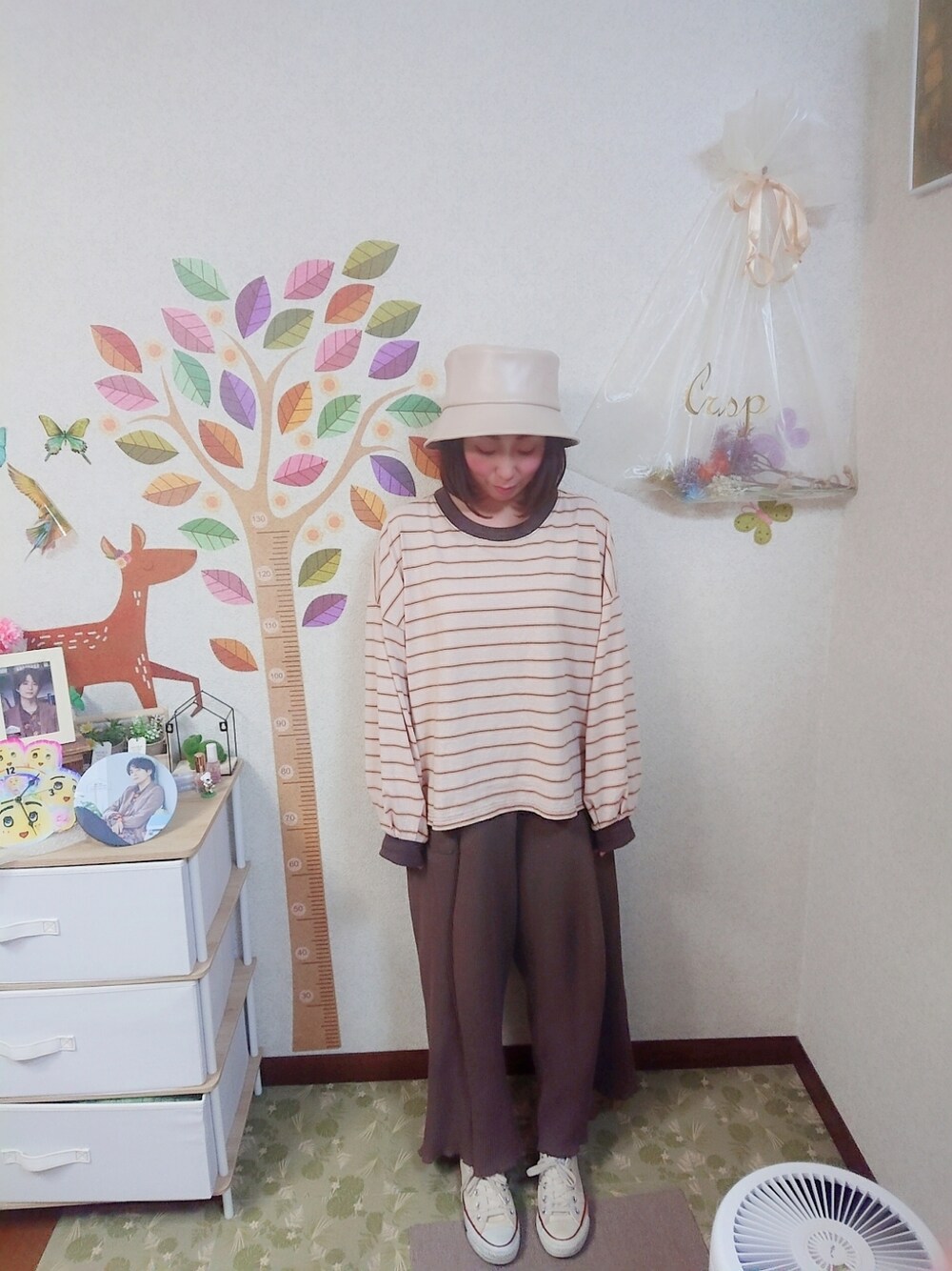 「RAGEBLUEのレザーバケットHAT（帽子、ホワイト系）」を使った、ユーリさん（レディース・152cm）の秋コーディネートの1枚目の写真