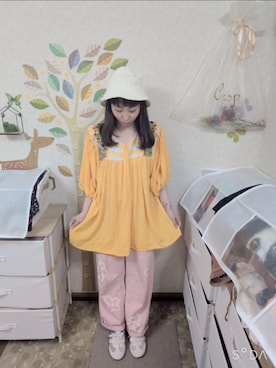 「ehka sopo（エヘカソポ）の花スプレープリントパンツ（その他パンツ、ピンク系）」を使った、ユーリさん（レディース・152cm）の夏コーディネート