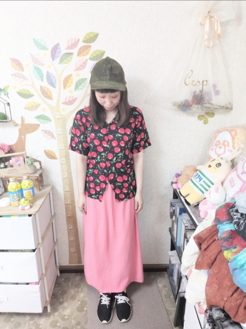 ピンク系のスカート、ブラック系のスニーカーを着用したレディースの秋コーディネートの1枚目の写真