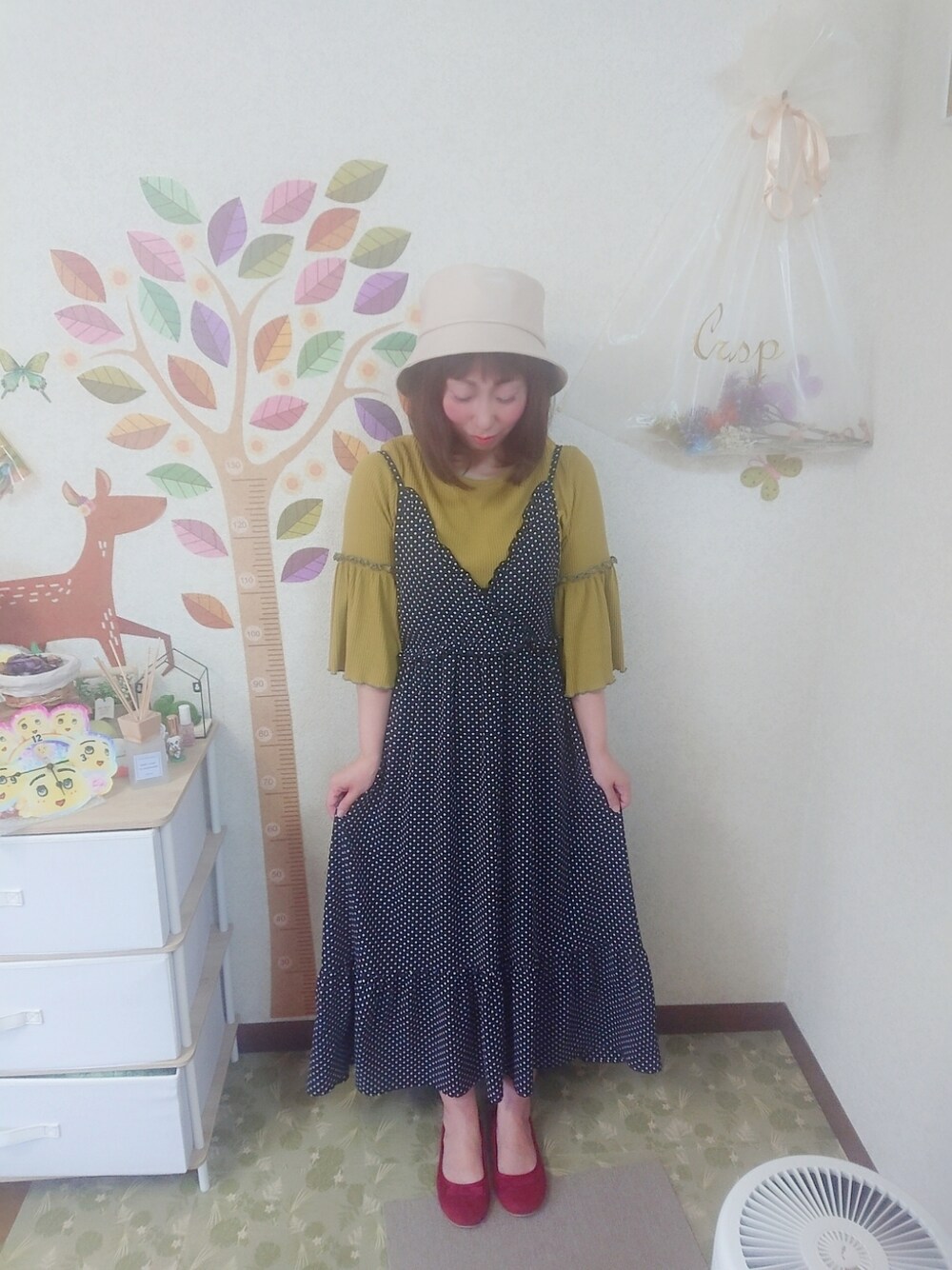 「RAGEBLUEのレザーバケットHAT（帽子、ホワイト系）」を使った、ユーリさん（レディース・152cm）の秋コーディネートの1枚目の写真