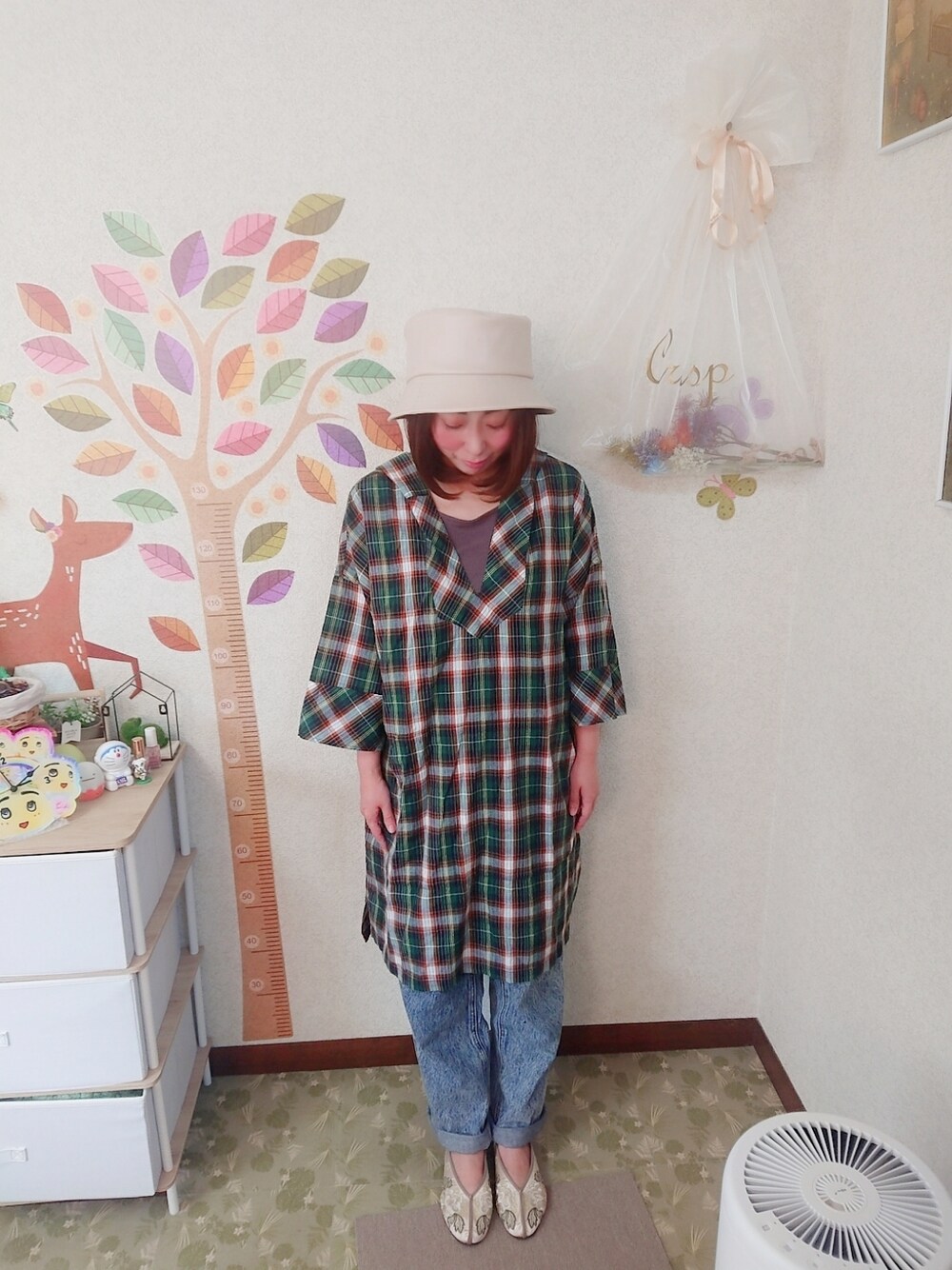 「RAGEBLUEのレザーバケットHAT（帽子、ホワイト系）」を使った、ユーリさん（レディース・152cm）の秋コーディネートの1枚目の写真