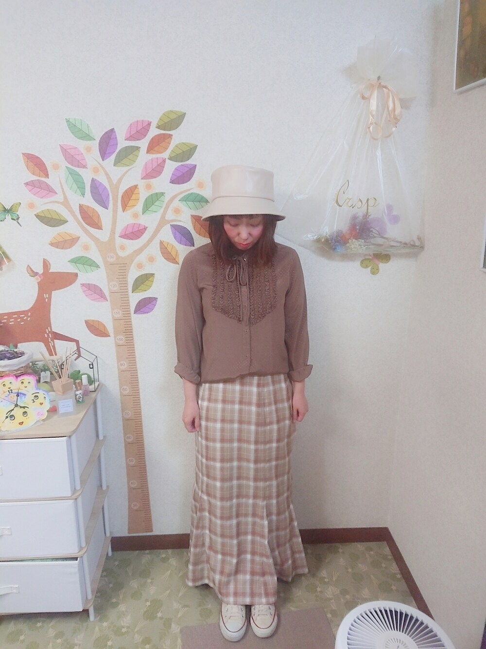 「RAGEBLUEのレザーバケットHAT（帽子、ホワイト系）」を使った、ユーリさん（レディース・152cm）の秋コーディネートの1枚目の写真