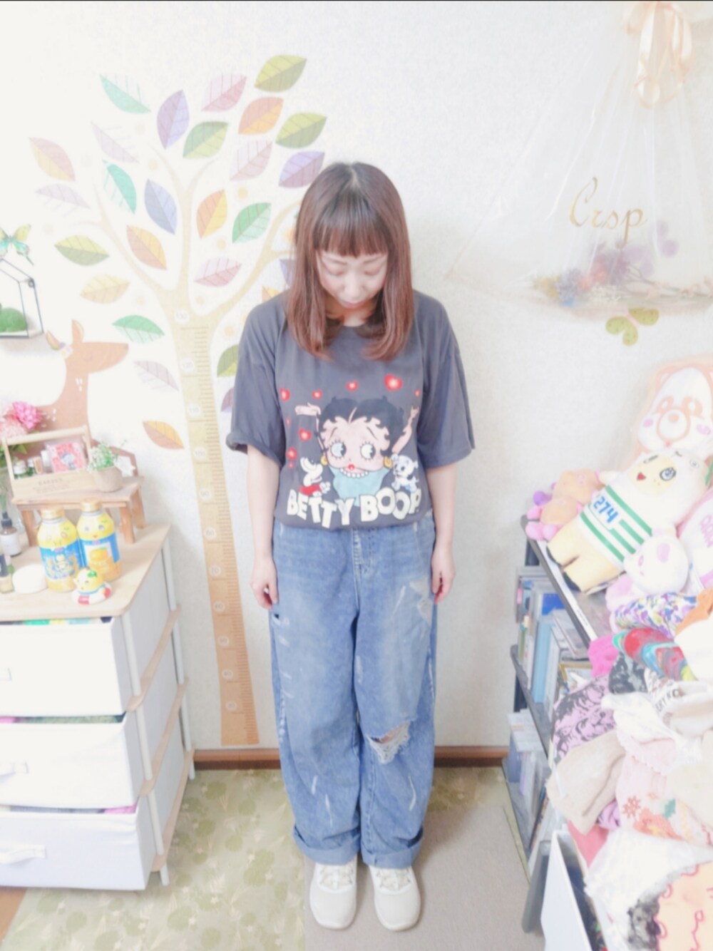 グレー系のTシャツ/カットソー、ブルー系のデニムパンツ、ベージュ系のスニーカーを着用したレディースの夏コーディネートの1枚目の写真