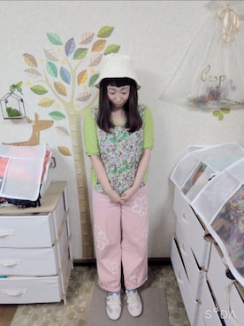 「ehka sopo（エヘカソポ）の花スプレープリントパンツ（その他パンツ、ピンク系）」を使った、ユーリさん（レディース・152cm）の秋コーディネート