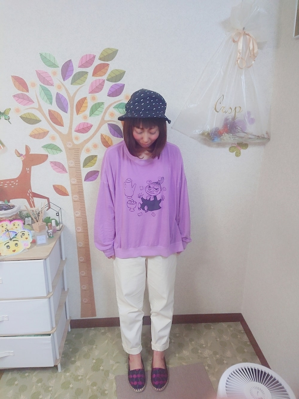 「E hyphen world galleryの【先行予約】FILAプリントバケットハット（帽子、ブラック系）」を使った、ユーリさん（レディース・152cm）の秋コーディネートの1枚目の写真