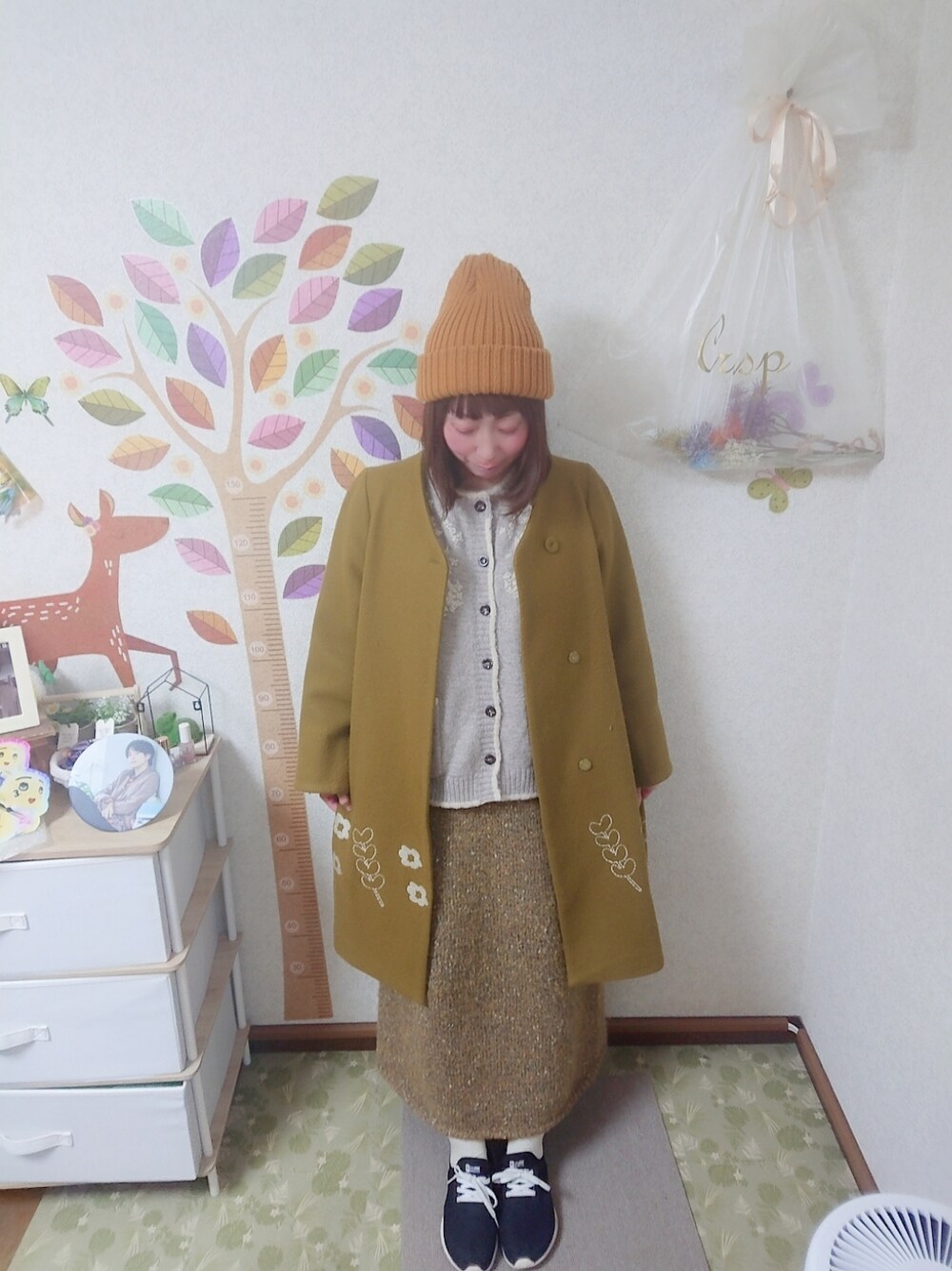 「POU DOU DOUの裾刺繍コクーンコート（チェスターコート、イエロー系）」を使った、ユーリさん（レディース・152cm）の冬コーディネートの1枚目の写真