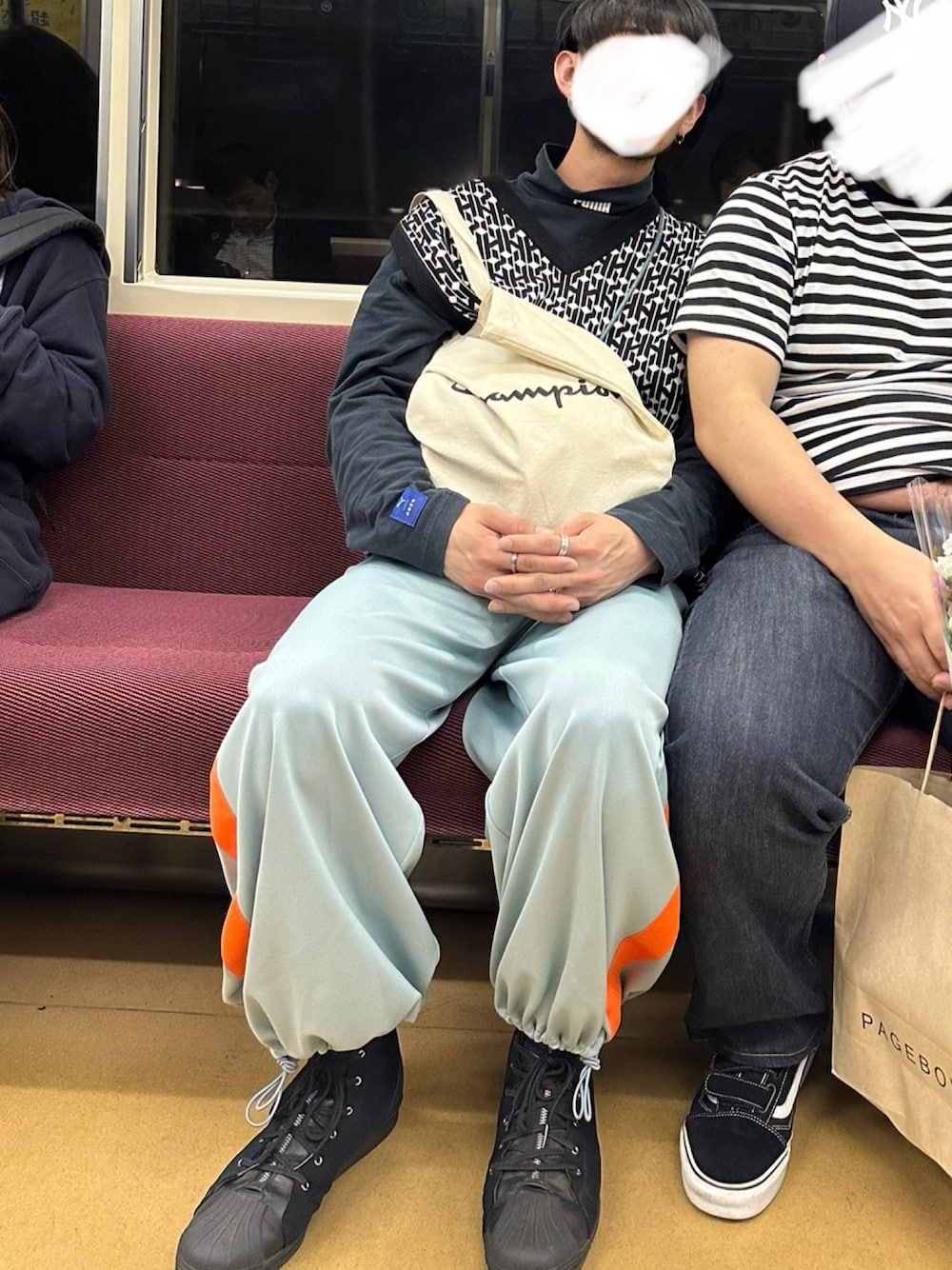 「メンズコーデ、おしゃれさんと繋がりたい、韓国ファッション、ニットベスト」｜「HUFのアイテム（ダウンベスト、ブラック系）」を使った、モキチさん（メンズ・180cm）の冬コーディネートの1枚目の写真