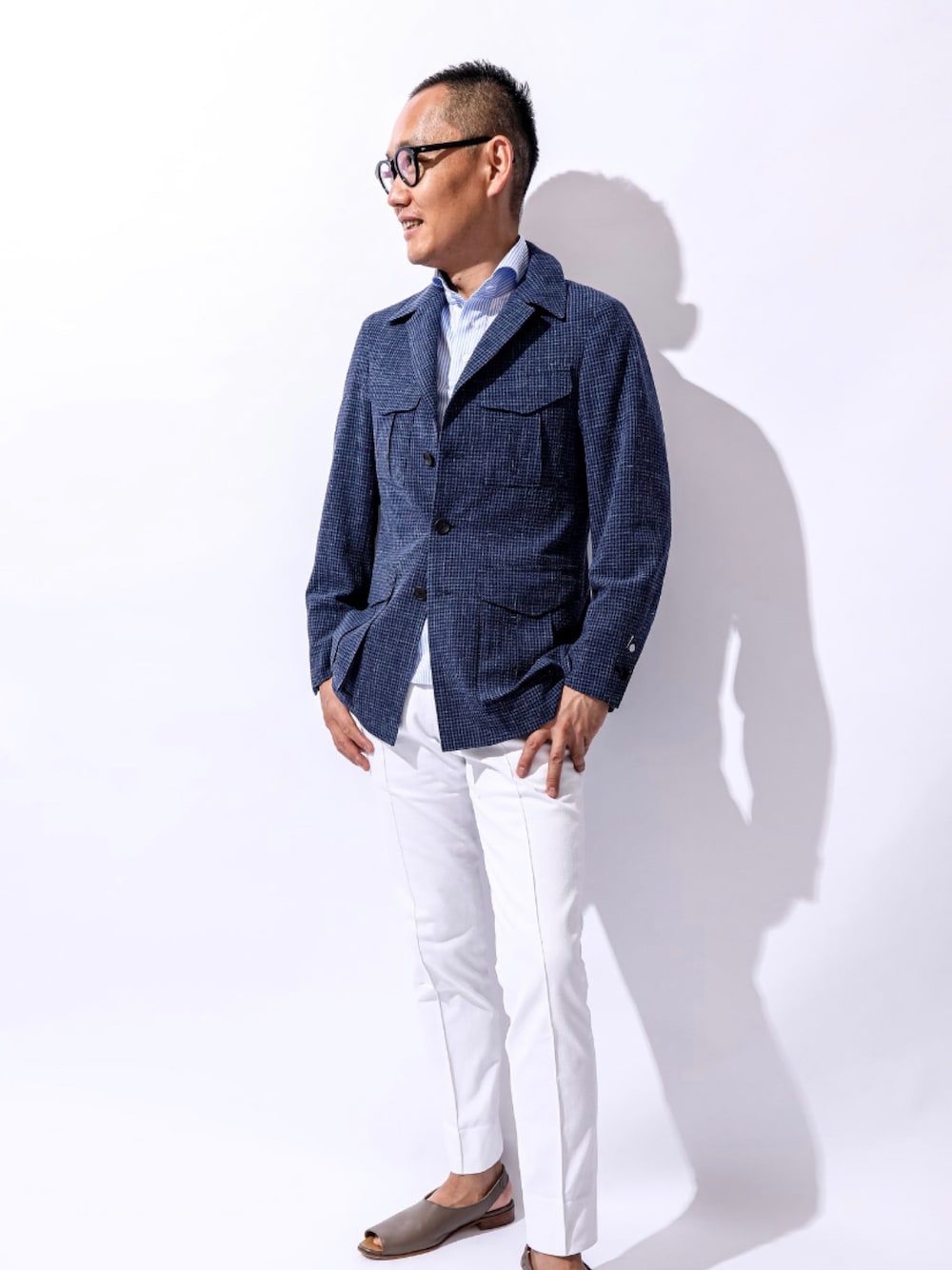 「大人カジュアル、カジュアル、サファリ、サファリジャケット、サファリスタイル」｜「イルサルト　オーダージャケット（テーラードジャケット、ブラウン系）」を使った、日本唯一の経営者専門仕立て屋「イルサルト」末廣徳司さん（メンズ・170cm）の夏コーディネートの1枚目の写真