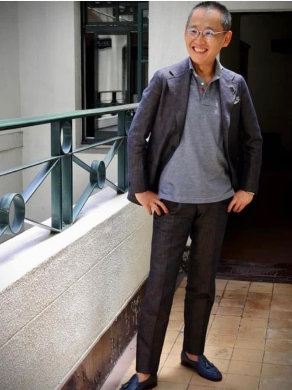 ブラウン系のテーラードジャケットを着用したメンズの夏コーディネートの1枚目の写真