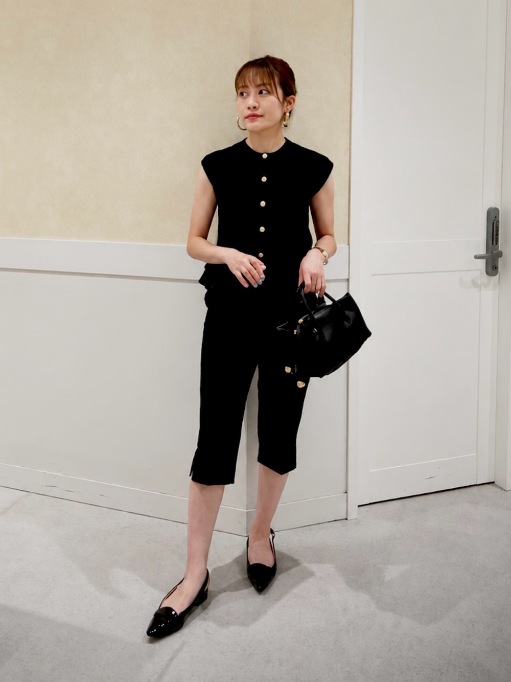 ブラック系のその他パンツ、ブラック系のベスト、ブラック系のボストンバッグを着用したレディースの夏コーディネートの1枚目の写真