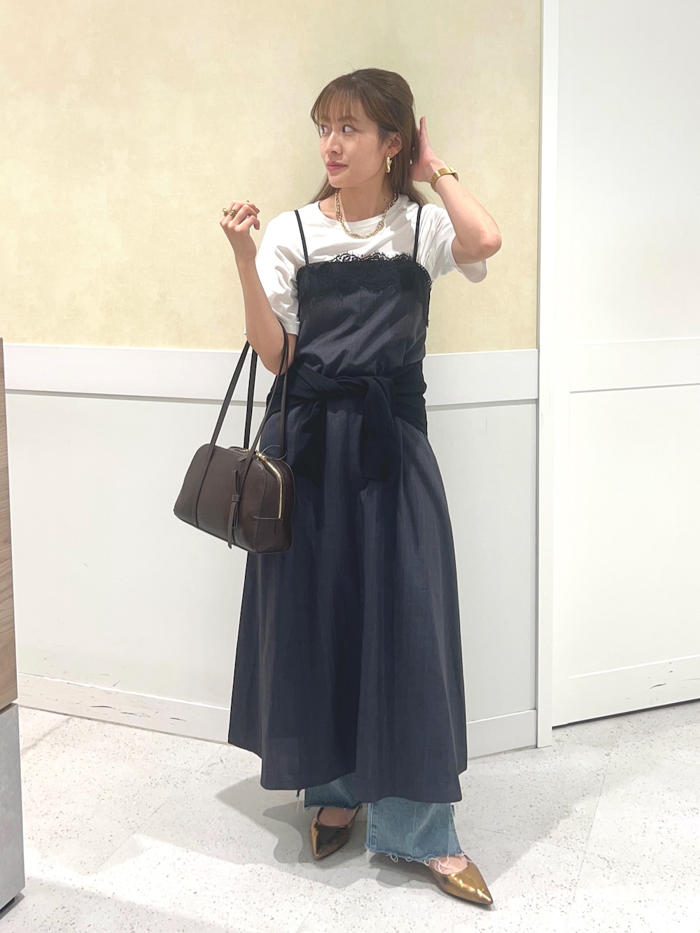 ブラック系のカーディガン/ボレロ、グレー系のワンピース、ブラウン系のボストンバッグを着用したレディースの夏コーディネートの1枚目の写真
