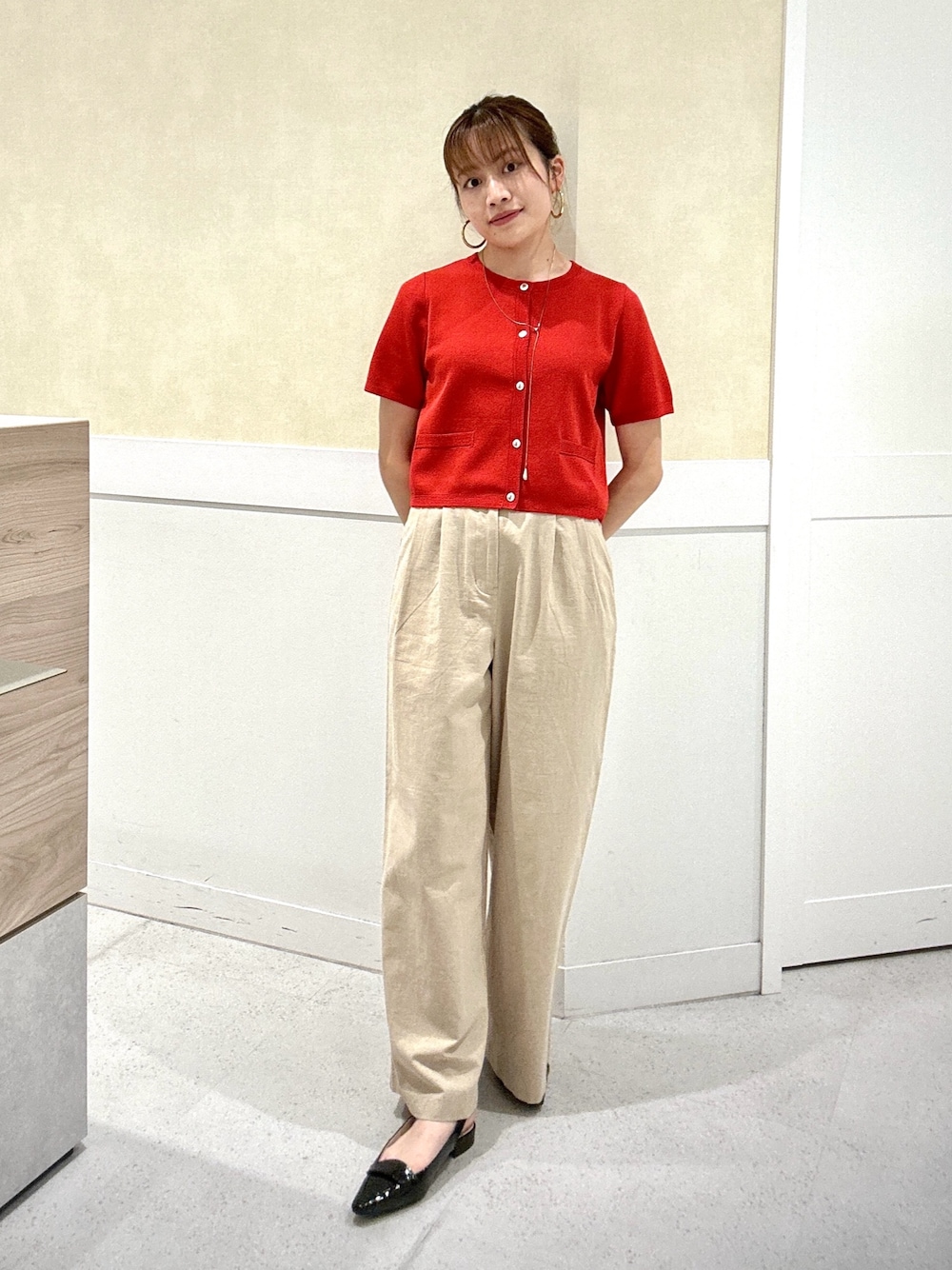 レッド系のカーディガン/ボレロ、ベージュ系のその他パンツ、ブラック系のローファーを着用したレディースの夏コーディネートの1枚目の写真