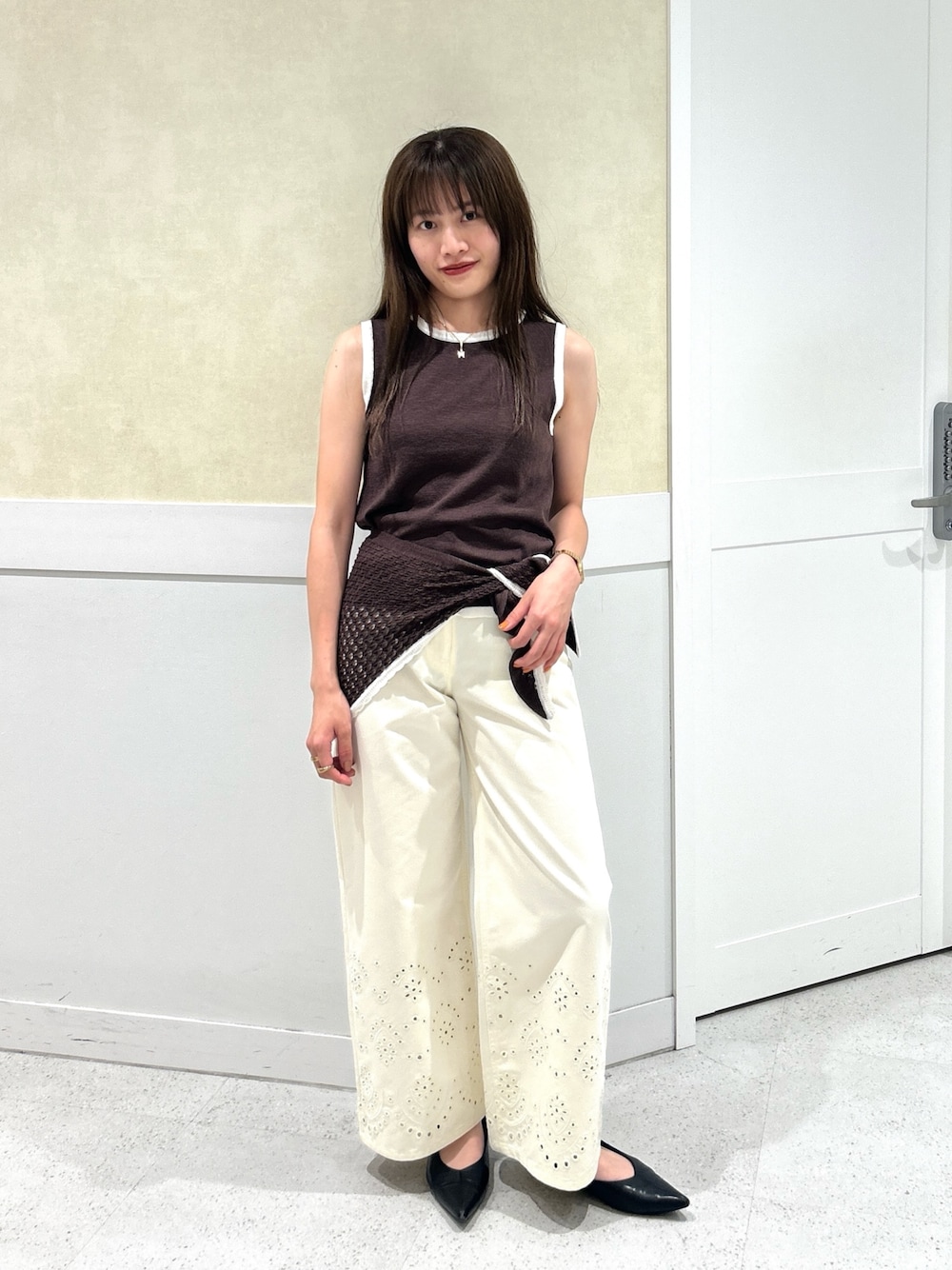 ブラウン系のニット/セーター、ホワイト系のその他パンツを着用したレディースの夏コーディネートの1枚目の写真
