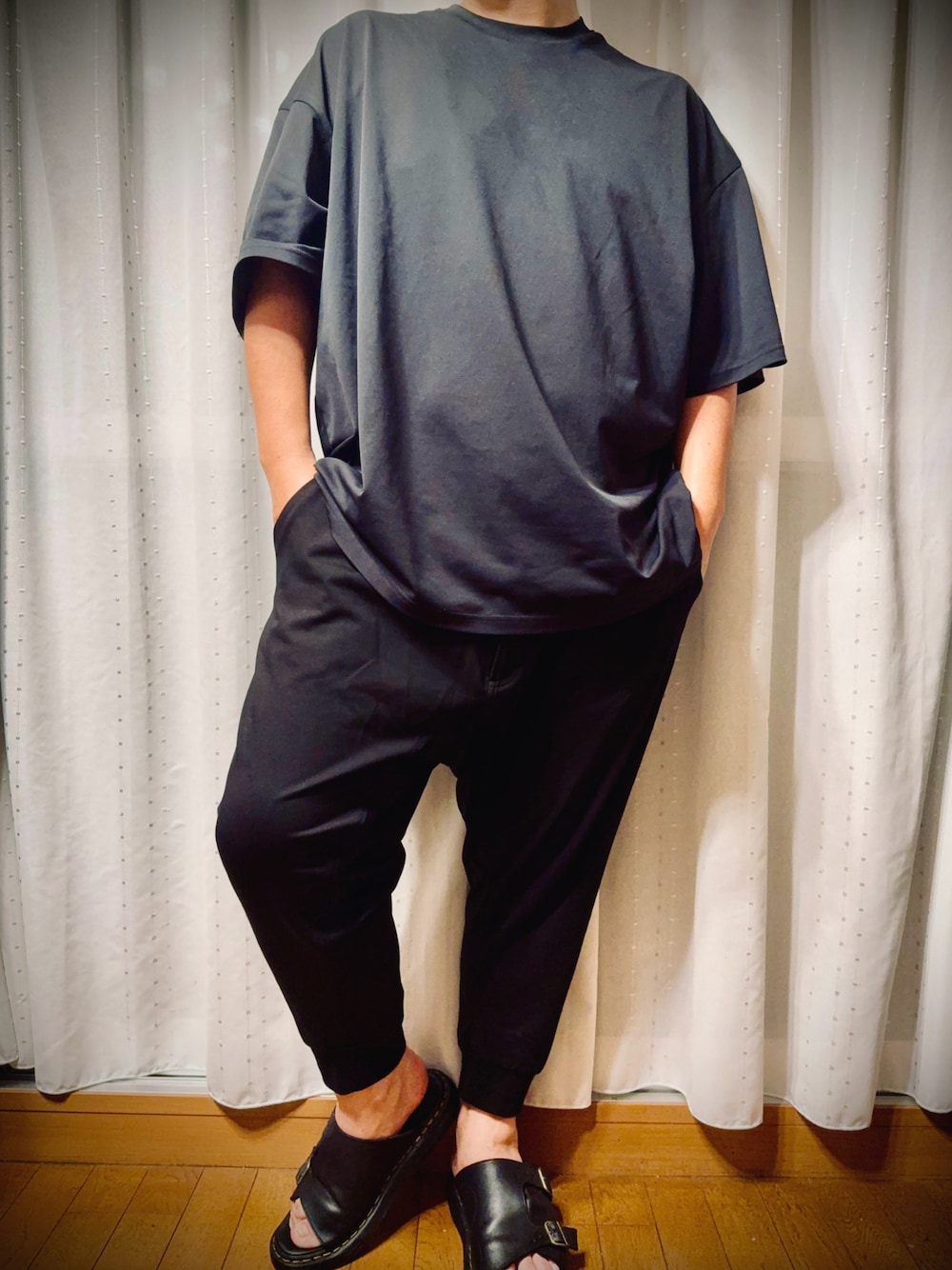 ブラック系のTシャツ/カットソー、ブラック系のその他パンツ、ブラック系のサンダルを着用したメンズの夏コーディネートの1枚目の写真