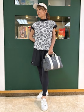 「adabat（アダバット）のUVサンフラワープリントモックT（Tシャツ/カットソー、ブラック系）」を使った、sioさん（レディース・165cm）の夏コーディネート