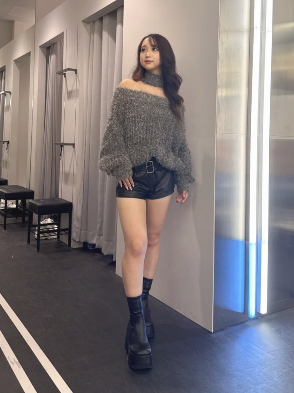 ブラック系のその他パンツ、ブラック系のブーツ、グレー系のニット/セーターを着用したレディースの秋コーディネートの1枚目の写真