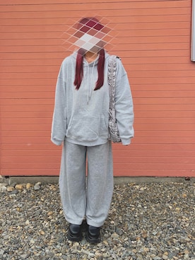 「KsG（ケーエスジー）のビッグロゴラインストーンパーカー（パーカー、グレー系）」を使った、WAKOさん（レディース・152cm）の春コーディネート